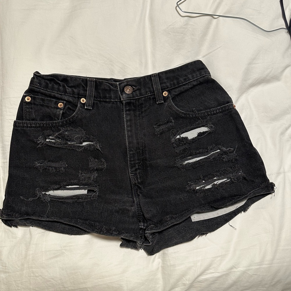 Levi’s denim shorts in black.